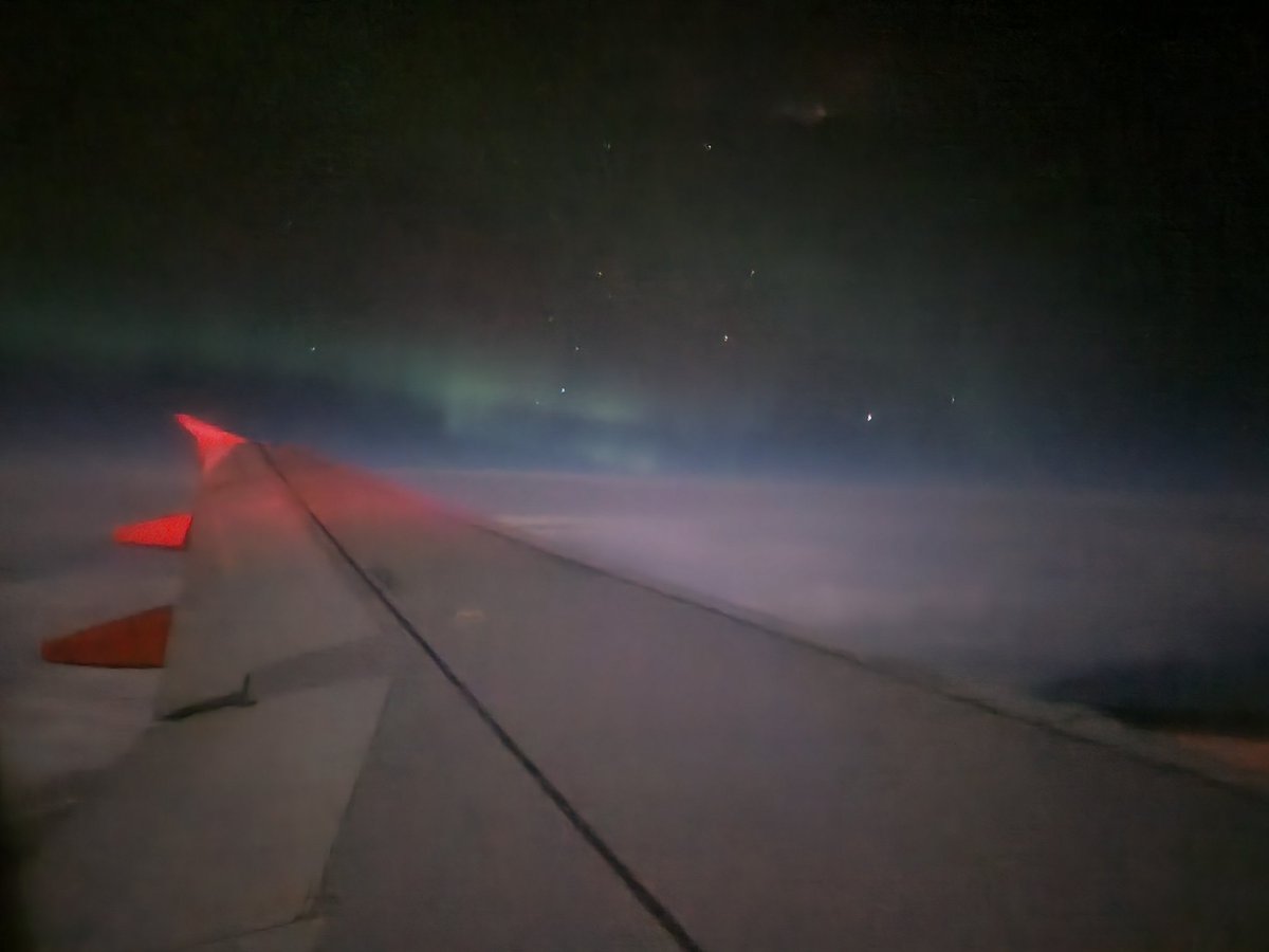 Treated to the Northern Lights again tonight on our @easyJet flight home from Iceland.