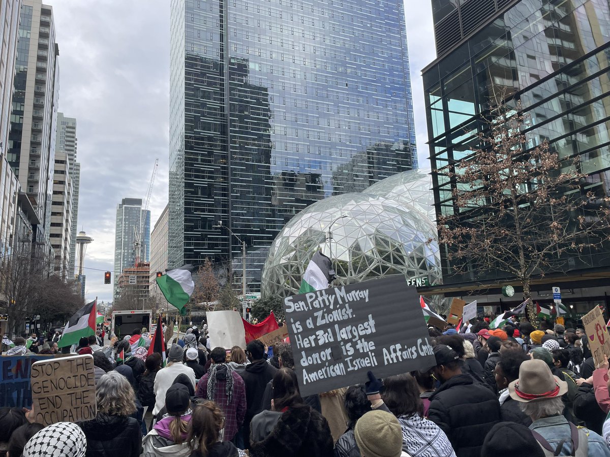 #RiseUpForRafah now in front of Amazon’s Seattle headquarters and the “cysts”

@PattyMurray noted on the sign as being a heavy recipient of AIPAC $

Btw, the incumbent in my race… AIPAC was his top donor in 2022