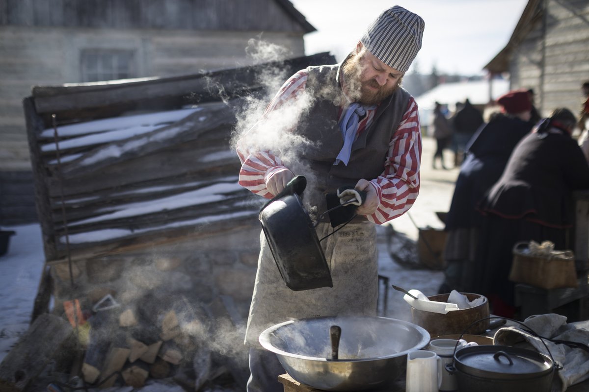 ChrisDca's tweet photo. PHOTOS: A beautiful sunny Saturday at Whittier Park in St. Boniface for the first full day of @FDVoyageur.
(📸: @colincorneau / https://t.co/HkgyWAmxEE)
#heho #fdv2024 #Winnipeg https://t.co/U6AQxMz1fJ