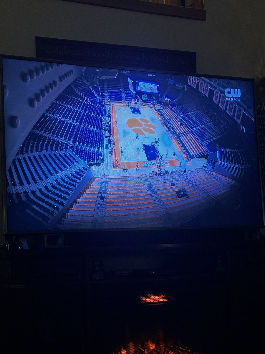 NYSHOCKER's tweet photo. @TheCW fix your feed and put the @syrbasketball vs @GeorgiaTech Basketball game back on…. https://t.co/4gKmK8rt4X