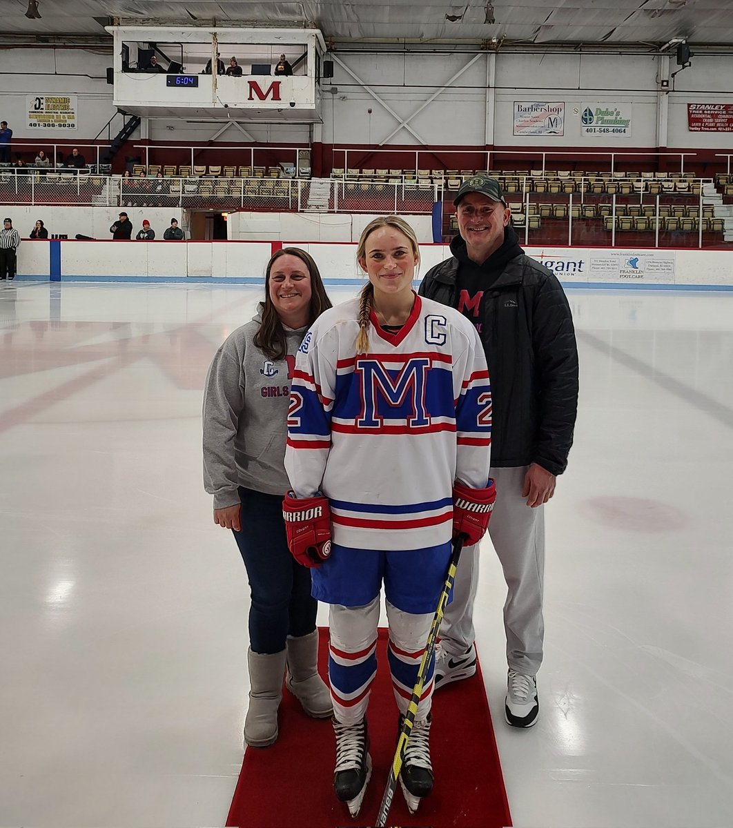 Senior Night for Girls Hockey as Captain Liv Sturtevant is honored in a pre game ceremony with her parents ⚓💪 @BWMcGair03 @Branden_Mello @EricBen24 @gobluechs