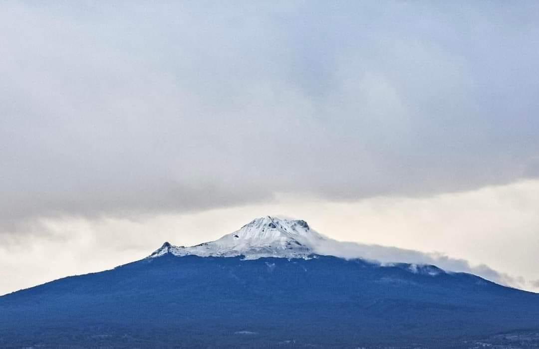 HuamantlaH's tweet photo. La #Malinche se viste de blanco y nos regala esta hermosa foto postal. Luego de la lluvia constante  la madrugada de este sábado así amaneció. 

El ascenso a la cumbre del Parque Nacional La Montaña Malinche o Matlalcuéyatl se encuentra restringido. https://t.co/0Le41bdYOZ