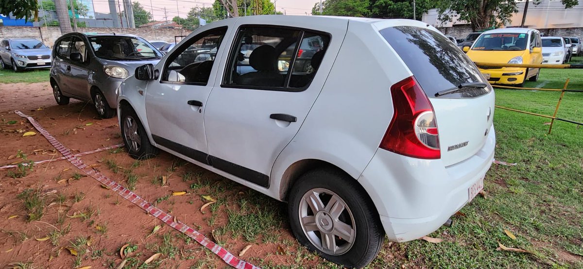Danymacica's tweet photo. Tuve que dejar la transmisión!
Hinchas de olímpia, según el guardia privado (fueron de la barra que estacionan dentro del predio privado) agujerearon las dos ruedas traseras de mi auto, dejándome un gran perjuicio.
Una pena que sean tan cobardes para hacer esto.
Gracias por la comprensión a mis compañeros de la 1330AM