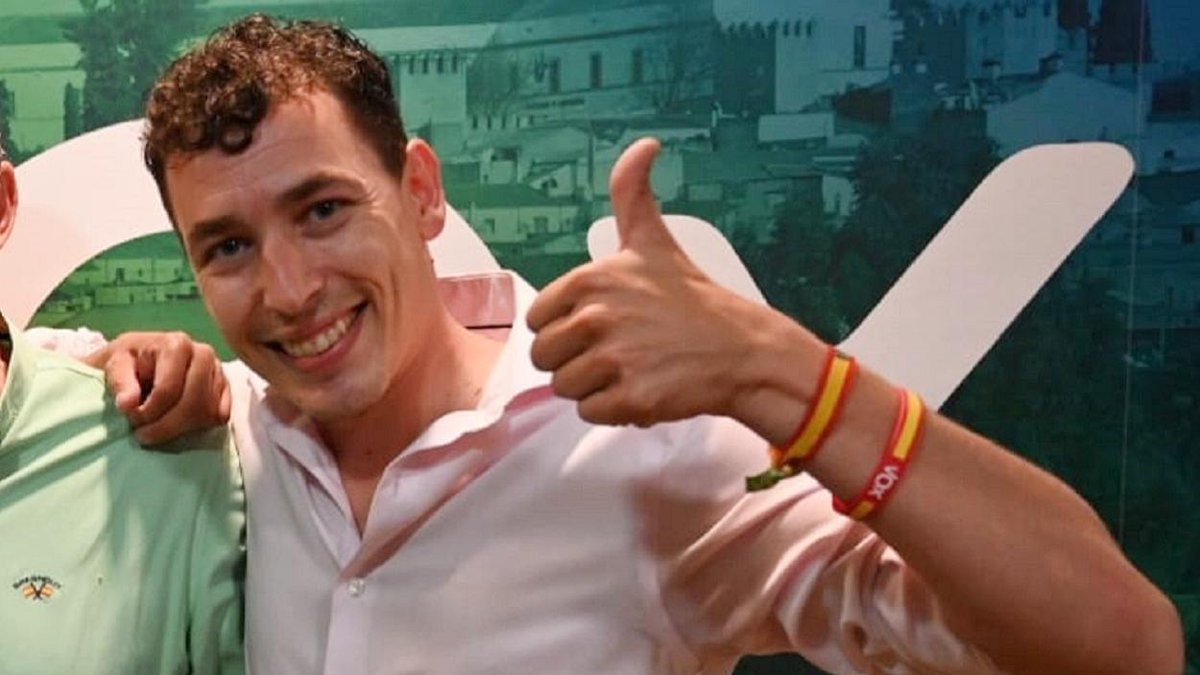 FonsiLoaiza's tweet photo. Se llama Javier Liso y era concejal de los ultraderechistas de VOX en Badajoz. Hoy ha sido condenado por violencia machista. https://t.co/loyY1sRc6z