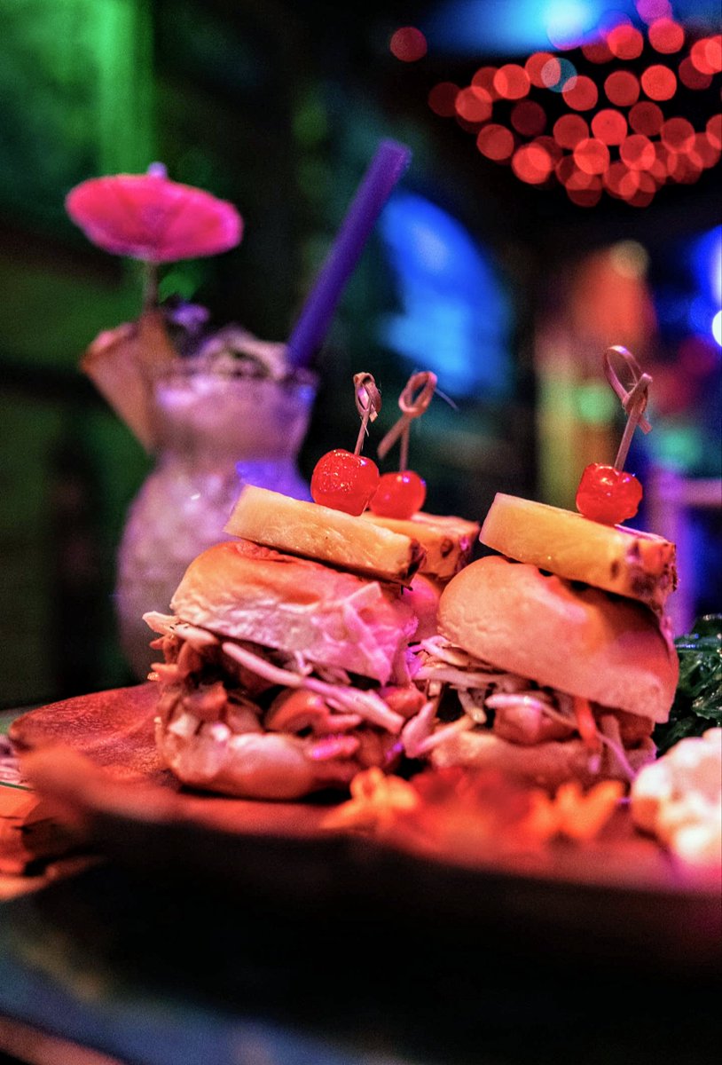 🌴🍹✨ Saturday night vibes at the ultimate tropical oasis 🍍🌺 Sip on our tantalizing cocktails while indulging in mouthwatering appetizers. Our speakeasy vibes will transport you to a hidden paradise where the drinks flow as freely as the good times.🍹✨