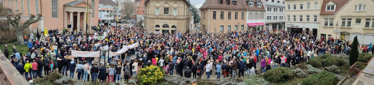 Beeindruckendes Panorama der Demo gegen Rechts am 17.02. auf dem Ludwigsplatz in #BadDürkheim.
#NieWiederIstJetzt #Düw1702