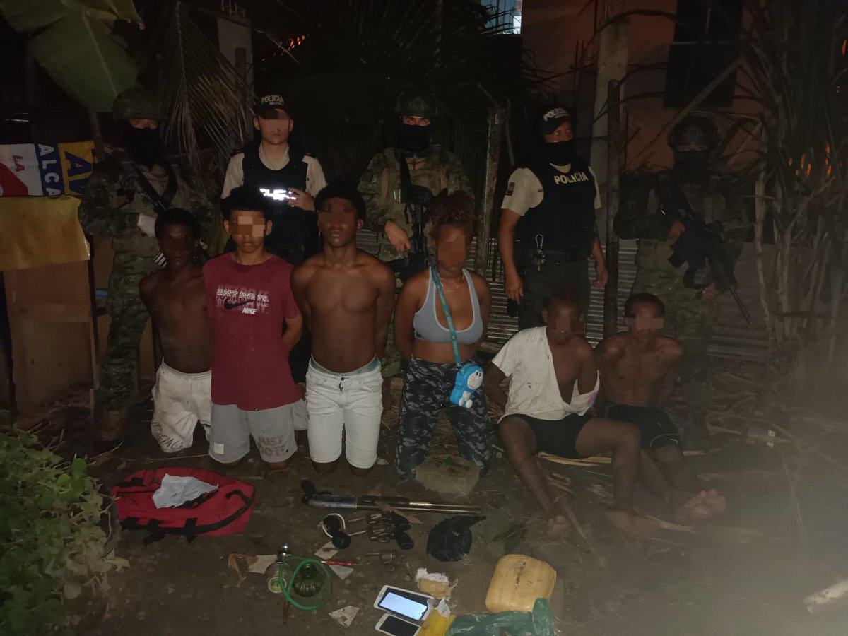 oromartv's tweet photo. #ATENCIÓN| Tras operaciones militares contra el terrorismo en el sector #ElCora de #Esmeraldas , se aprehendió a seis sujetos y decomisó:
4 armas.
2 explosivos.
31 municiones.
3 kg SCSF (Marihuana).
48 dosis de SCSF (Marihuana).
4 celulares. https://t.co/J5MnKgdIS9