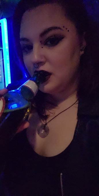 I am up way past bedtime trying to be social...wish me luck dancing!?! https://t.co/BnmOON4nhI