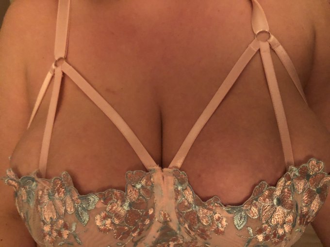 Just got home #38gg #bigboobs #bustylandlady #cleavage https://t.co/kr0iONAYCz<a href="/tag/38gg"class="tags">#38gg</a><a href="/tag/bigboobs"class="tags">#bigboobs</a><a href="/tag/bustylandlady"class="tags">#bustylandlady</a><a href="/tag/cleavage"class="tags">#cleavage</a>