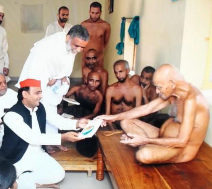 समस्त जैन समाज के साथ-साथ सम्पूर्ण विश्व को सत्य-अहिंसा का मार्ग दिखाकर आत्मिक बोध की ओर ले जानेवाले युग दृष्टा आचार्य प्रवर श्री विद्यासागर जी महामुनिराज जी के ब्रह्मलीन होने पर कोटि-कोटि वंदन!  उनकी चेतना-अनुभूति हमारे मन-हृदय में अनंत-अमर रहेगी।