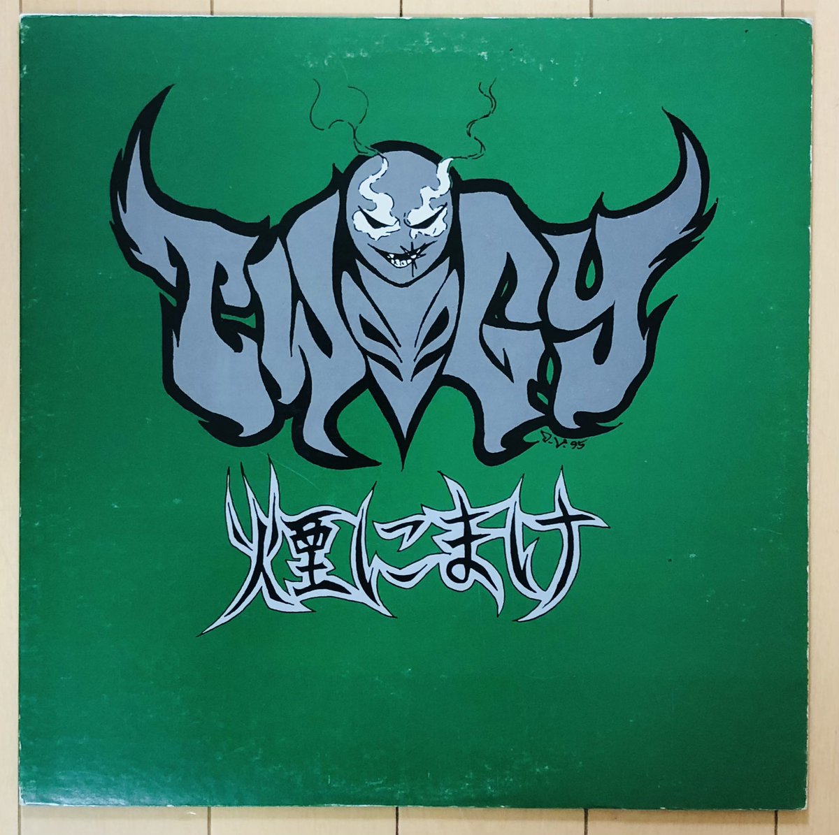 VinylDealerBB's tweet image. #DevLarge がアートワークを手掛けた外部作品として最も有名なのが、この2枚セットかな。表のタギングには、右下に小さく「D.L. 95」と刻まれてます。裏はくっ付けると一枚絵になり、後に4枚揃えで完成するブッダの一枚絵アイデアの基になっているかと。。#BuddhaBrandを止めるな