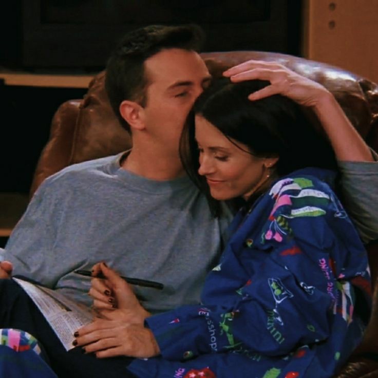 fefewhitee's tweet photo. todo mundo falando da química entre rachel e ross, mas todos nós sabemos que o melhor casal de friends é monica geller e chandler bing https://t.co/8PIx1X4psA