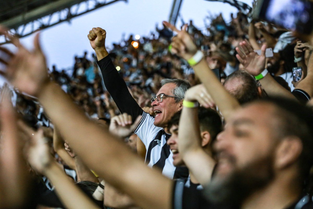 AMANHÃ É CLÁSSICO! 🔥🏟️ O Botafogo enfrenta o Vasco, às 16 horas, pela 9ª rodada do Campeonato Carioca. Acesse botafogo.com.br/ingresso e garanta o seu lugar na partida! 🎫⚽ #VamosBOTAFOGO 📸 Arthur Barreto/ BFR