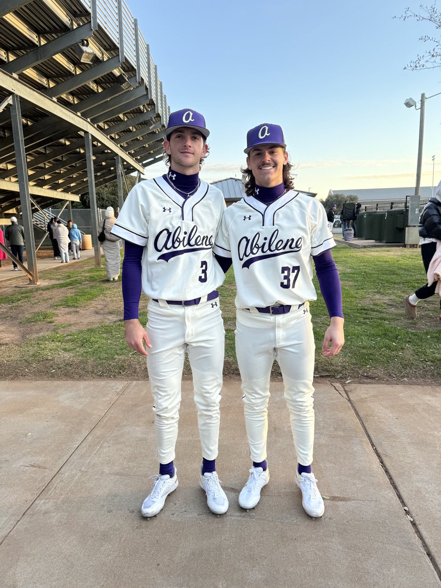 Two RedHawk Legends still going at it together! Love to see it!

#RedHawkFamily #HAWKS