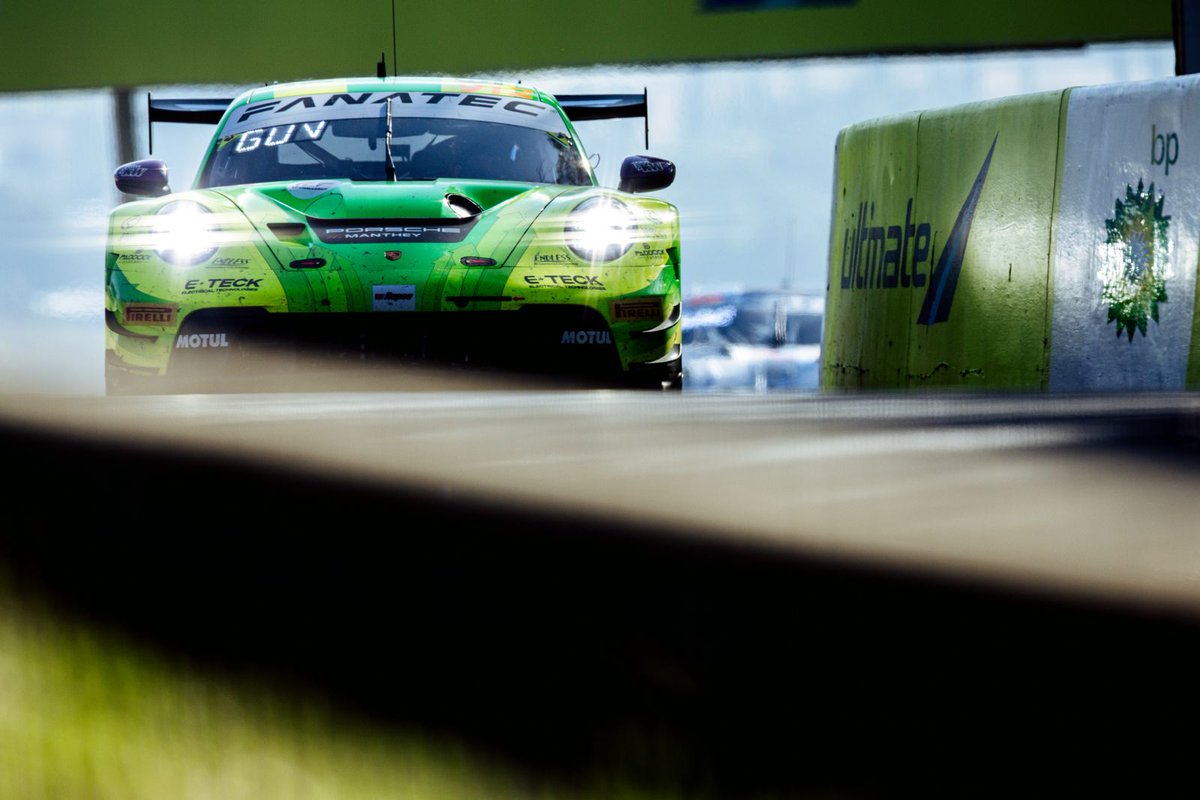 PorscheRaces's tweet image. #IntGTC - How are the #911GT3R @Bathurst12hour doing after 6 hours? Good! The #MantheyEMA #Grello still P1 overall. The #PhantomGlobalRacing #Porsche is 5th, and in #ProAm the #TheBendMantheyEMA #911 is back in P4 again.

But: Dark clouds are seen over #MountPanorama...