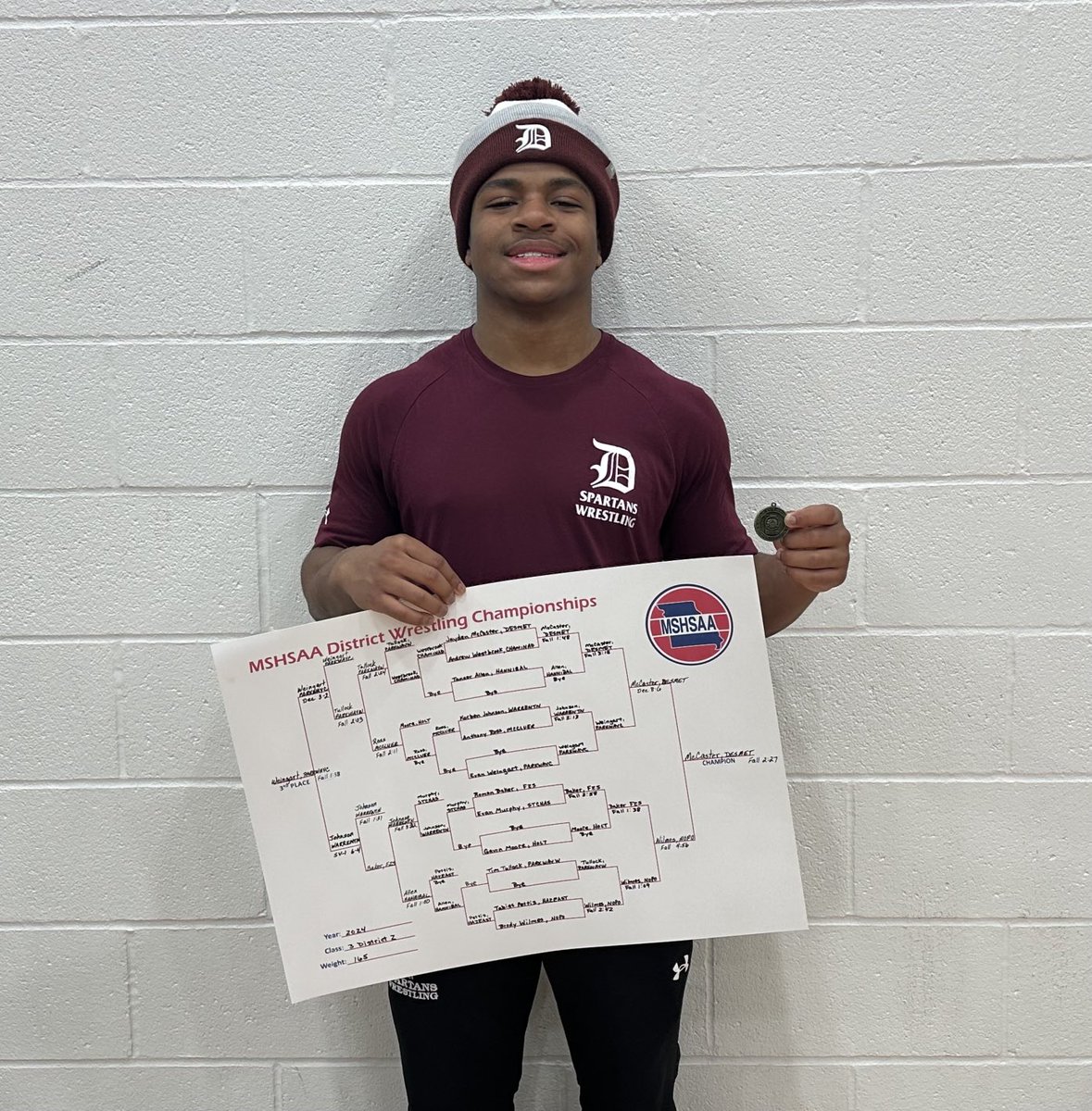 JaydenMcCaster3's tweet image. Class 3, District 2 Champ.
4-0 on the day.  3 wins by pin; including the championship match.
Headed back to state my sophomore season. ⁦@JesuitwrestlI⁩ ⁦@DeSmetJesuitHS⁩ ⁦@DeSmetJesuitFB⁩