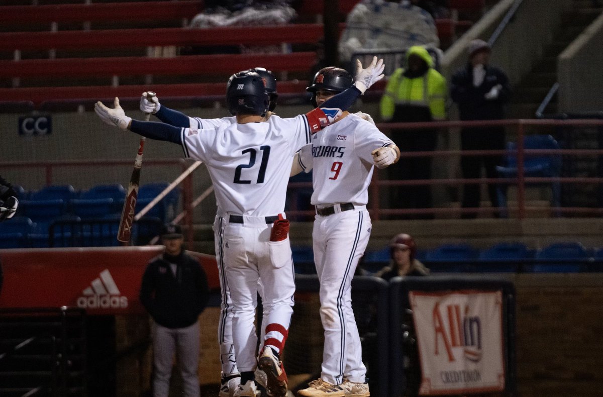 Brennan Holt goes 350' over the right field wall for South's first dinger of the season‼️

E2: Jags 3, Lamar 0