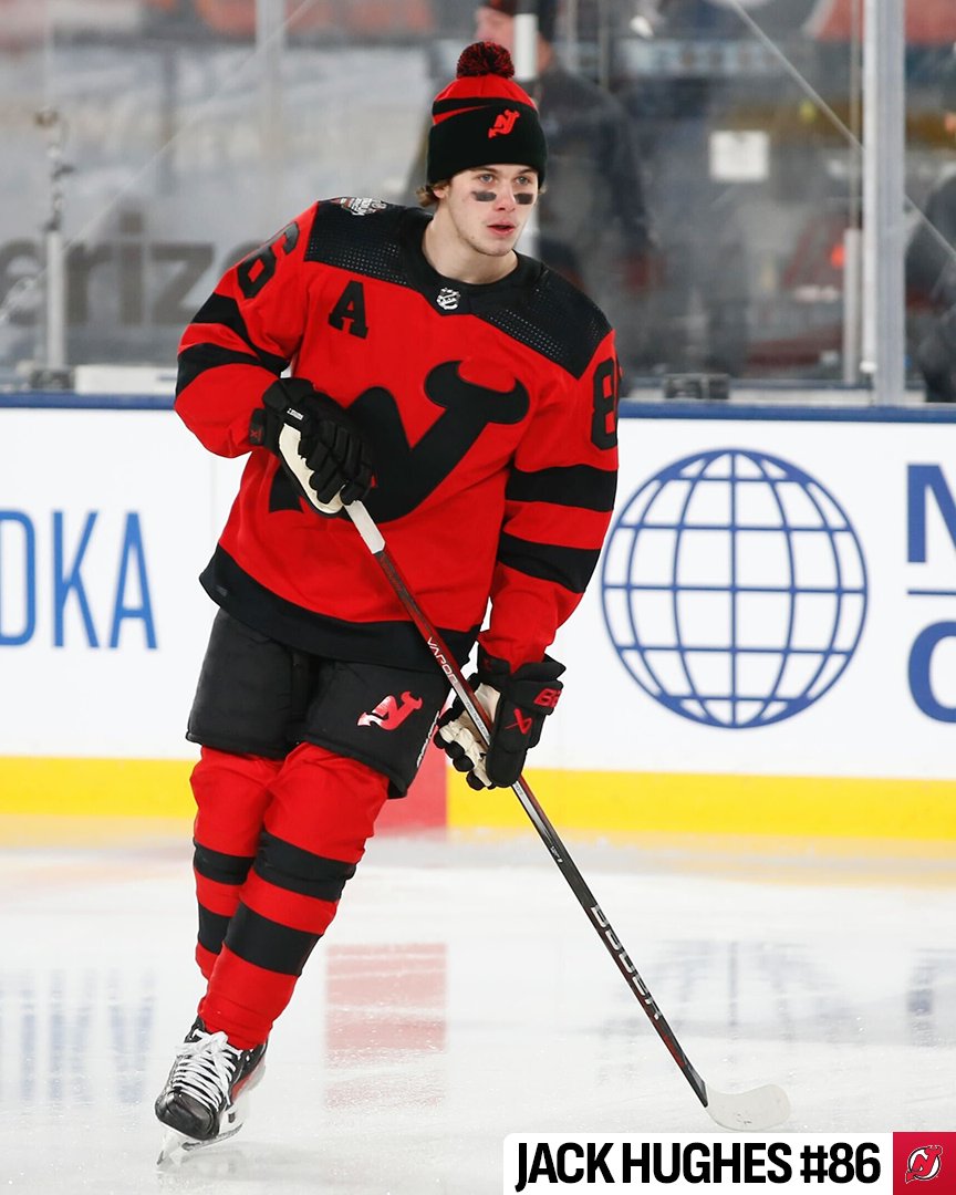 NHL's tweet image. Under the bright lights. 🤩 #StadiumSeries 

🇺🇸: @ESPNPlus ➡️ spr.ly/6019upPvx
🇨🇦: @Sportsnet or stream on Sportsnet+ ➡️ spr.ly/6185uryQV