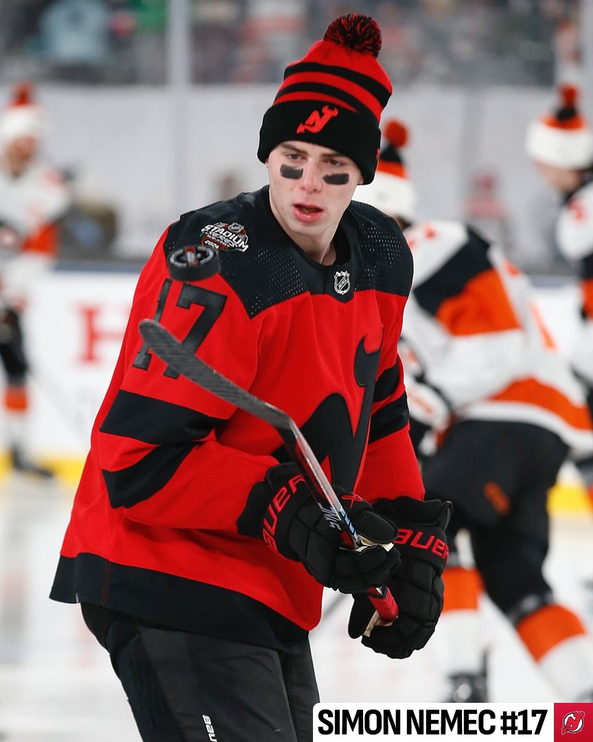 NHL's tweet image. Under the bright lights. 🤩 #StadiumSeries 

🇺🇸: @ESPNPlus ➡️ spr.ly/6019upPvx
🇨🇦: @Sportsnet or stream on Sportsnet+ ➡️ spr.ly/6185uryQV