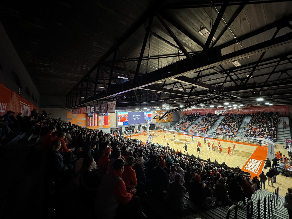 Sold out crowd at the @UTRGVmbb game tonight! Huge shout out to the 2,766 fans that are here to support the Vaqueros! ✌️ #UTRGV #RallyTheValley #WAChoops