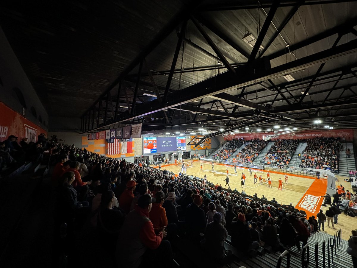 UTRGV Athletics (@goutrgv) on Twitter photo Sold out crowd at the <a href="/UTRGVmbb/">UTRGV Men’s Basketball</a> game tonight! Huge shout out to the 2,766 fans that are here to support the Vaqueros! ✌️
#UTRGV #RallyTheValley #WAChoops Sold out crowd at the <a href="/UTRGVmbb/">UTRGV Men’s Basketball</a> game tonight! Huge shout out to the 2,766 fans that are here to support the Vaqueros! ✌️
#UTRGV #RallyTheValley #WAChoops