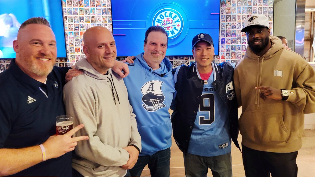 Some of my favourite people involved with @TorontoArgos & @CFL @TSNDaveNaylor @MikeHoganArgos @SincerelyTDF all coming together w/ @adamgosse to support @cflffc 🩷 🌊🌊⚔️⚓🍁🏈🩵💙 #PullTogether #FootballFamily (F🤬cancer)