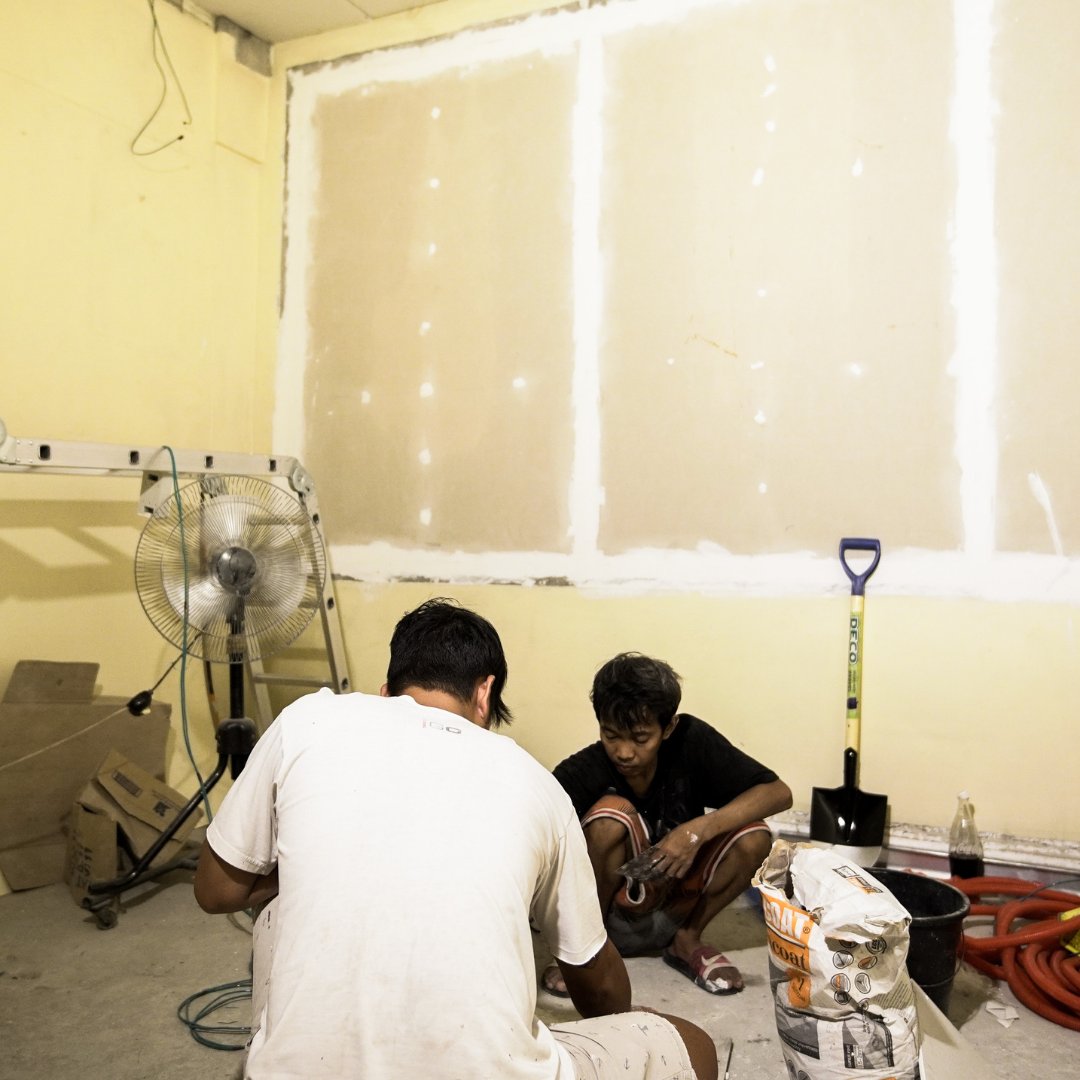 flipspacestudio's tweet image. Preparing skim coat and paint for the newly installed gypsum board for the ceiling.

#flipspace #architectureph #constructionph #renovation #quiapo #quiapochurch #manilacity