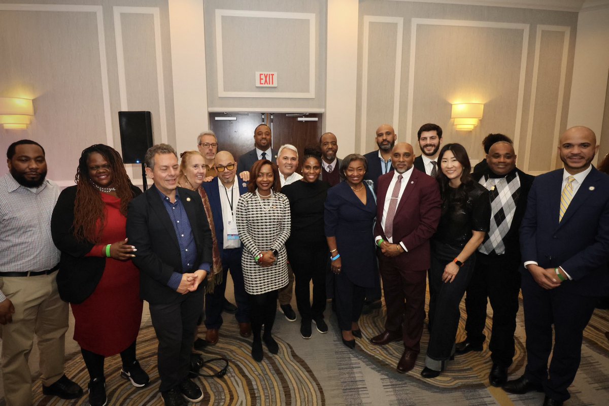 TWULocal100's tweet photo. We’re engaging in vital discussions in Albany, focusing on what counts, in the place where it counts most! Our legislative &political partnerships work to rebuild the middle class, safeguard transit workers, & secure equitable retirements. #Memberbuilt #Memberstrong #Memberdriven https://t.co/vcR2MBGgtM