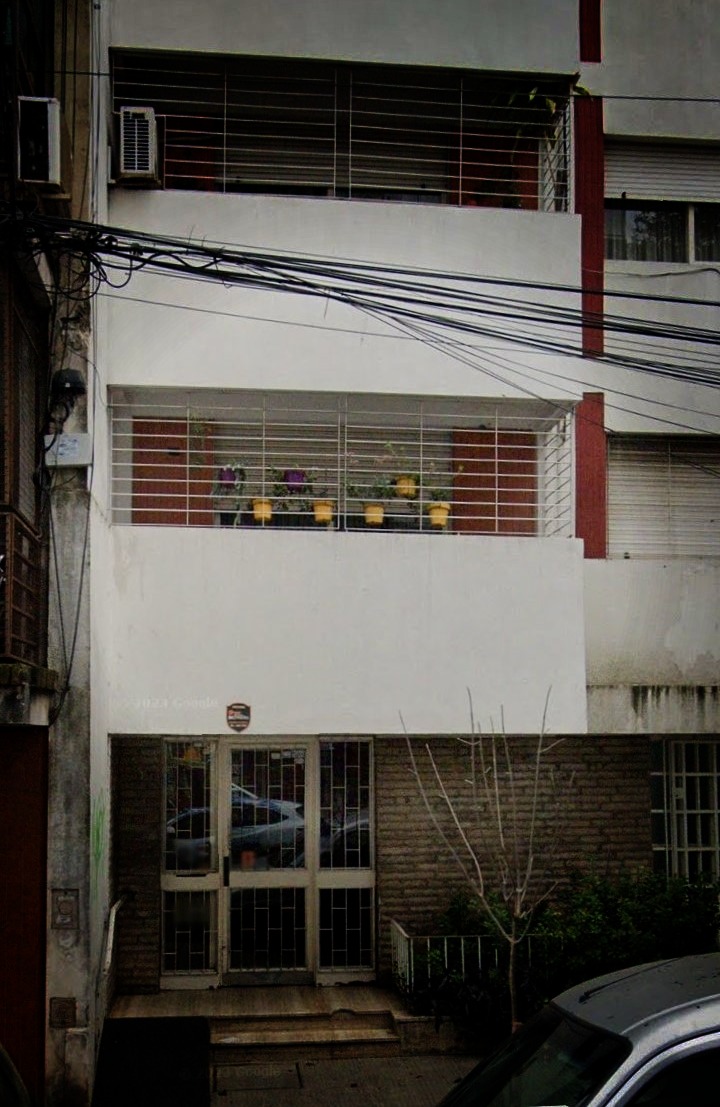EL DEPARTAMENTO DEL PÁNICO

Rosario. 2010. Una pareja joven con un hijo pequeño encuentra su vivienda ideal. Bien ubicada, grande, linda. Claro que no se imaginaban la violencia invisible que los esperaba adentro, y que los quería expulsar de su nuevo hogar.