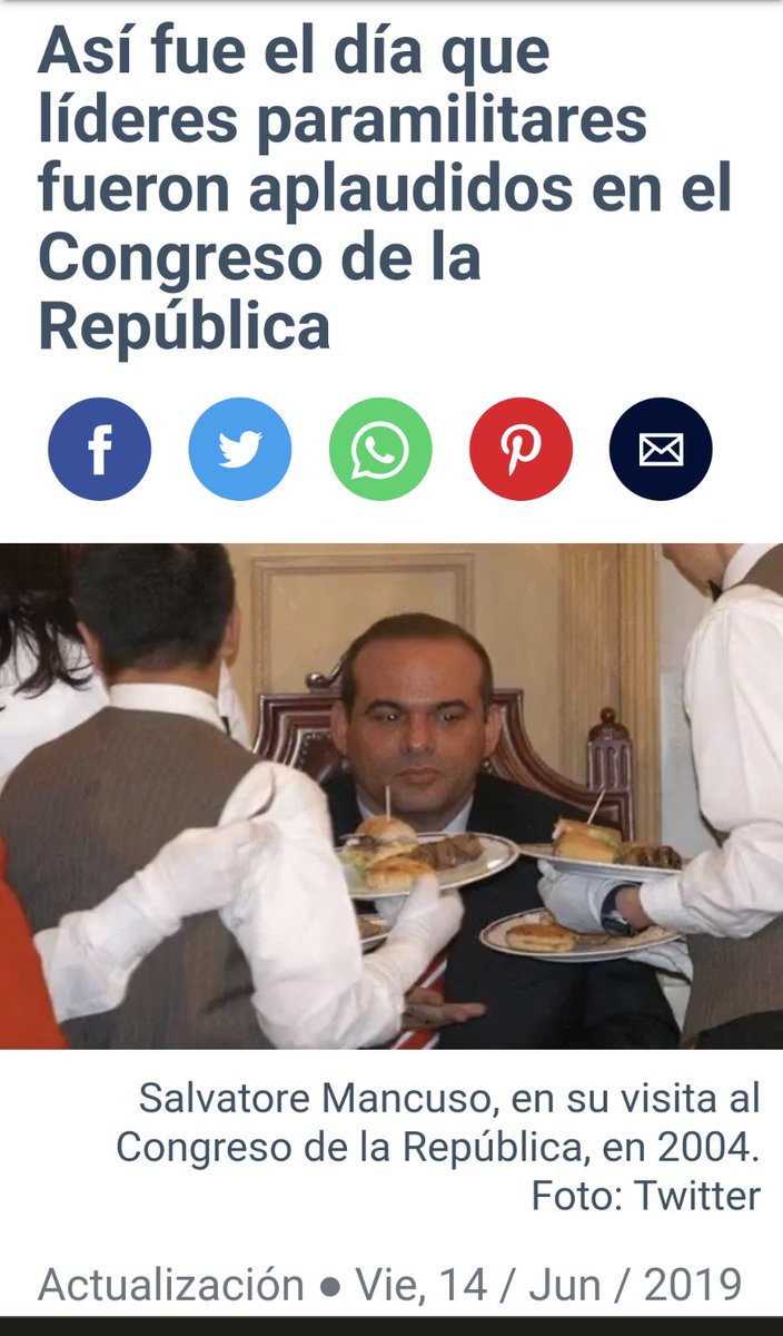 EsperancitaUrib's tweet photo. Este hecho me recuerda cuando Mancuso fue recibido y ovacionado en el Congreso.
#OhMiDios
Y el entonces senador @petrogustavo fue el único que protestó.
https://t.co/RVpVOUT9MY https://t.co/YXFEWTOLEU
