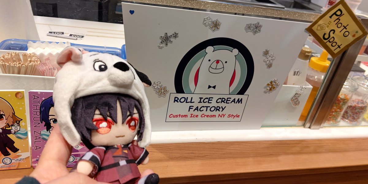 shime_saba_X's tweet photo. コラボ最終日という事で行ってきましたROLL ICE CREAM FACTORYさん！
コラボのデフォルメキャラかわいいね…😭

10次開店だったけど今は10人近く並んでいて、特性上買ってから提供まで時間がかかるのでイベやライビュがある方は時間にご注意⚠

#SEEDFREEDOM #RICF https://t.co/ZYrUK2p4IY
