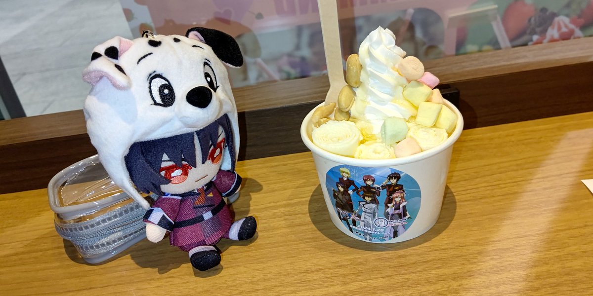 shime_saba_X's tweet photo. コラボ最終日という事で行ってきましたROLL ICE CREAM FACTORYさん！
コラボのデフォルメキャラかわいいね…😭

10次開店だったけど今は10人近く並んでいて、特性上買ってから提供まで時間がかかるのでイベやライビュがある方は時間にご注意⚠

#SEEDFREEDOM #RICF https://t.co/ZYrUK2p4IY
