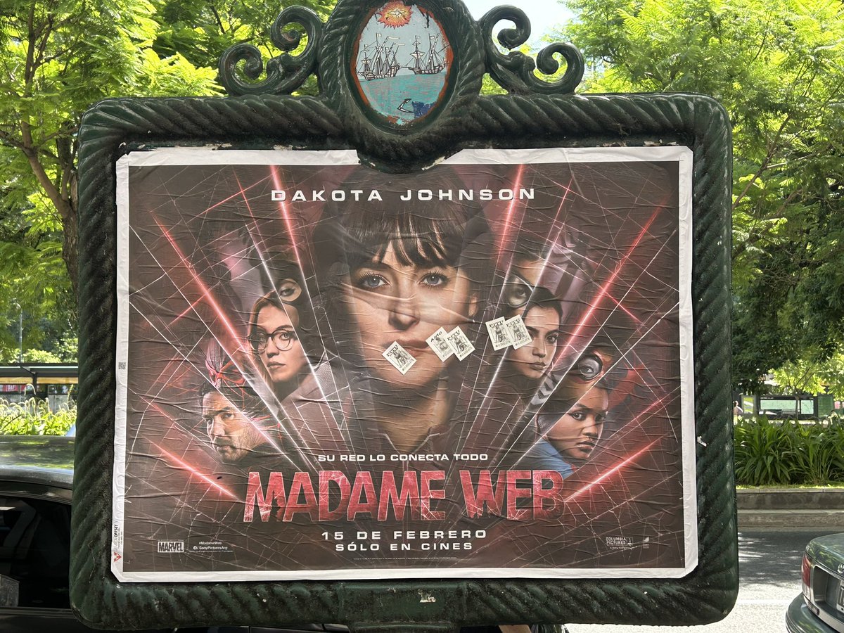 udangerz's tweet photo. eu belíssima caminhando pelas calles da argentina e encontro nada mais nada menos que madame web https://t.co/KYLAGK8W4R