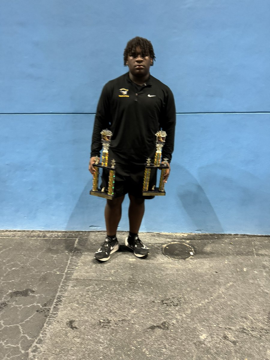 Blessed to say I got first place in both shotput an disc🙏🏾