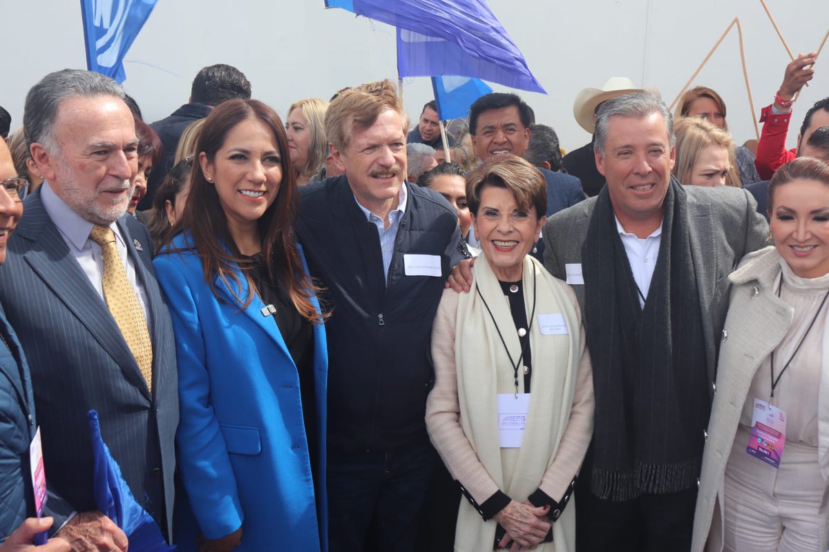 miguelmarquezm's tweet photo. ¡Pronto habrá Gobernadora en #Guanajuato! Hoy acompañamos a @LibiaDennise a su registro ante el @IEEG. Es tiempo de las mujeres, es tiempo de Acción. 👌 https://t.co/ObJxbKo3gm