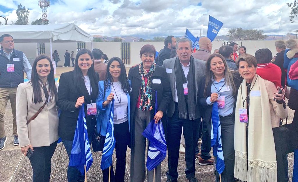 miguelmarquezm's tweet photo. ¡Pronto habrá Gobernadora en #Guanajuato! Hoy acompañamos a @LibiaDennise a su registro ante el @IEEG. Es tiempo de las mujeres, es tiempo de Acción. 👌 https://t.co/ObJxbKo3gm