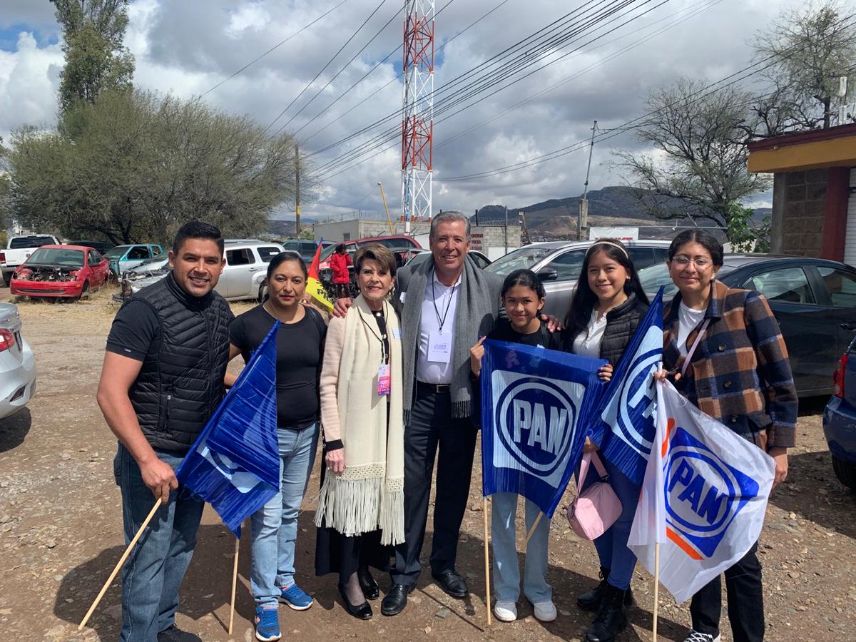 miguelmarquezm's tweet photo. ¡Pronto habrá Gobernadora en #Guanajuato! Hoy acompañamos a @LibiaDennise a su registro ante el @IEEG. Es tiempo de las mujeres, es tiempo de Acción. 👌 https://t.co/ObJxbKo3gm