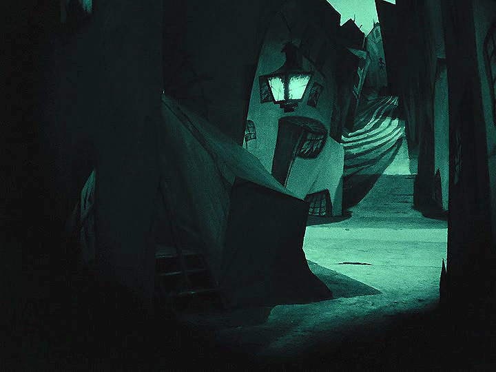 Rocco_Parondi's tweet photo. #DasCabinetdesDrCaligari (1920) #RobertWiene
Fantastic horror with nightmarish atmospheres,divided into 6 acts and with an ending that has become as famous as the first twist in the history of cinema. It is the manifesto of German Expressionism and its visual appeal is immortal. https://t.co/E8L4UkgiIR