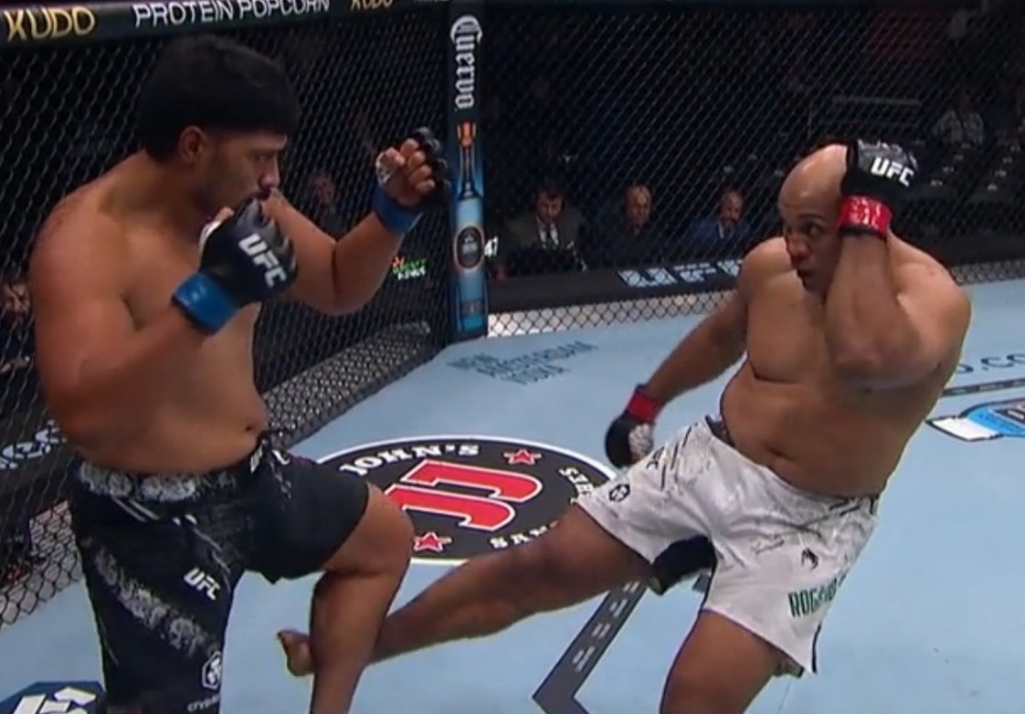 NocauteCast's tweet photo. Timbeeeerrrrr!!!
Pezão continua ranqueado! Não deu moleza para Junior Tafa, ceifando a perna esquerda do australiano com seus low kicks, até conseguir o TKO no segundo round. 
A pergunta agora é: alguém mais precisa de gelo para suas pernas? ❄️🦵 #UFCBR #nocauteCast #ufc298 https://t.co/aOAbc4tpaL