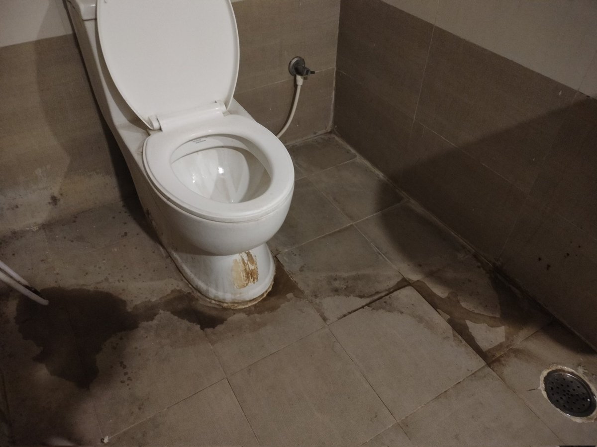 Prajwalbidi's tweet photo. @riteshagar I stayed in Oyo Room called Flagship Ramoji in Hyderabad. There was drainage leakage and the room was smelly. I wrote the same thing in my review but to my surprise Oyo app didn't accept my honest review. https://t.co/XHGaw0O9Qd