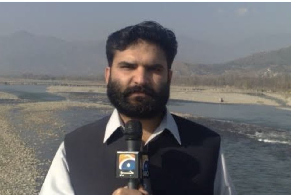 HamidMirPAK's tweet photo. آج موسیٰ خان خیل کی شہادت کو 15 برس بیت گئے اس دن میں مینگورہ میں تھاموسیٰ نے مجھے فون کیا اورکہا آپ محتاط رہیں آج کسی صحافی پر حملہ ہو گاتھوڑی دیر میں آپکے پاس آ رہا ہوں ،تھوڑی دیر میں اسکا گولیوں سے چھلنی جسم ہمارے سامنے تھا موسیٰ کو آج تک انصاف نہیں ملا ،اللّٰہ مغفرت فرمائے https://t.co/ppIu86tUuZ