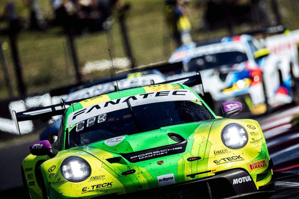 PorscheRaces's tweet image. #IntGTC - Cancel all appointments for the next 4 hours: The #B12HR is a real blast! No sooner had all the cars changed to dry tyres than rain set in again at #MountPanorama - and #Porsche works driver @mattcampbell22_ is back in the lead! 

@Bathurst12hour #911GT3R #911GT3R