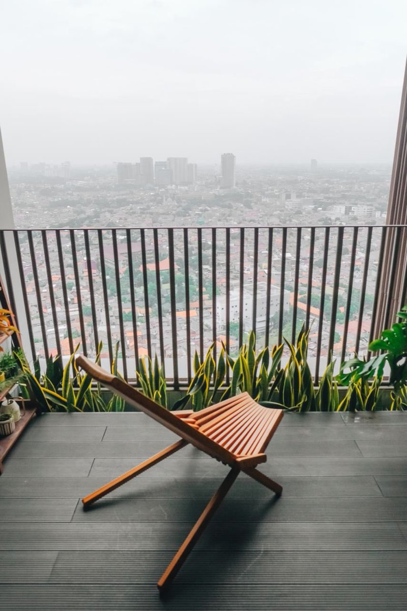 Kalau yang ini udah ga masuk akal ROI nya. Penthouse 2+1 bedroom luxurious apartment di Gandaria

1. Buying cost = 5.5 m
2. Interior cost = 700jt
3. PBB, PPH, PPN = 46jt/tahun
4 IPL = 53.6 jt/tahun
5. Repairment = 7jt/tahun
6. Rental income = 240 jt/tahun

Net income = 240 - 54 -