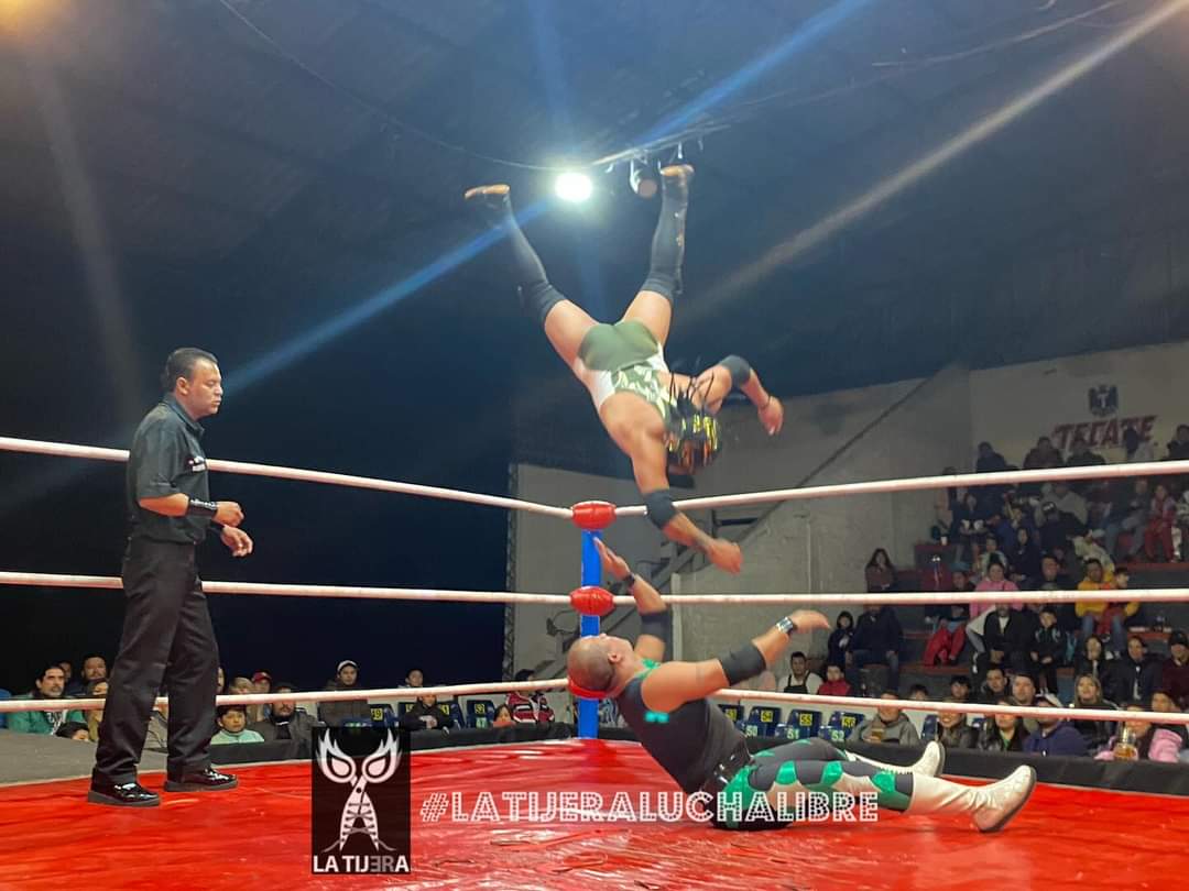 LaTijeraLucha's tweet photo. Extraordinaria batalla en la #ArenaLopezMateos con la #AULL, los rudos se llevan el triunfo, #Leviathan, #Sádico y #Chicanito en una gran combinación logran vencer a #Acertijo, #Terry2000 y #Cometa...
#latijeraluchalibre https://t.co/IguDzz9Q4u