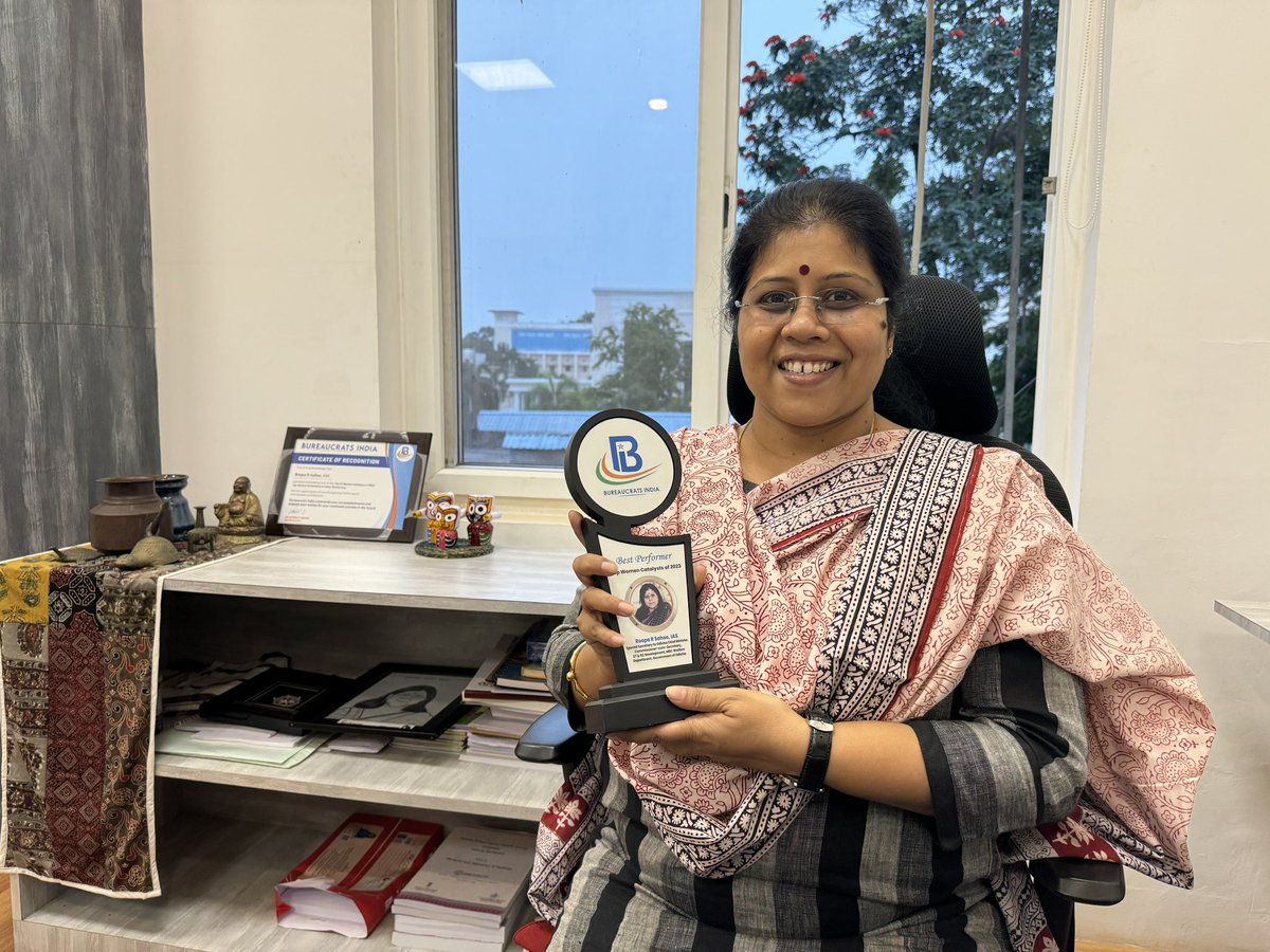 When a JNUiite, and that too from Sociology, is at the forefront of driving transformative changes in Govt it’s certainly BIG pride. Happy to have met IAS @roopars at Bhubaneswar last week and present to her the well-deserved @BureaucratsInd #BIAchievers20224 trophy & certificate