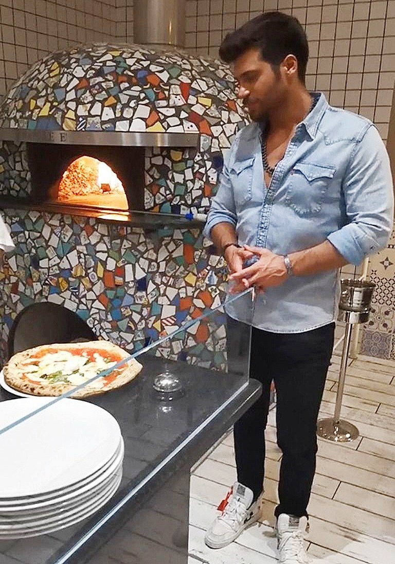 _cystan's tweet photo. 🍕😂 #CanYaman https://t.co/HzwS3EYJq2