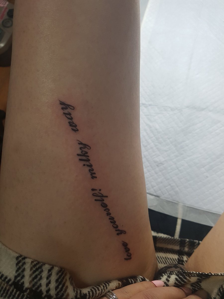 갑자기 타투가 하고 싶던 어느날 .
"너 자신을 사랑하라, 밀키웨이"
나 자신을 더 사랑하고 아껴줘야
지 하고 몸에 

#cd #crossdressers #ladyboy #transgender #shemale #touch #女裝 #女裝子 #男の娘 #시디 #쉬멜 #트젠  #여장 #바이 #페티쉬 #마사지 #청주 #청주시디 #청주cd #타투 #레터링 #다리