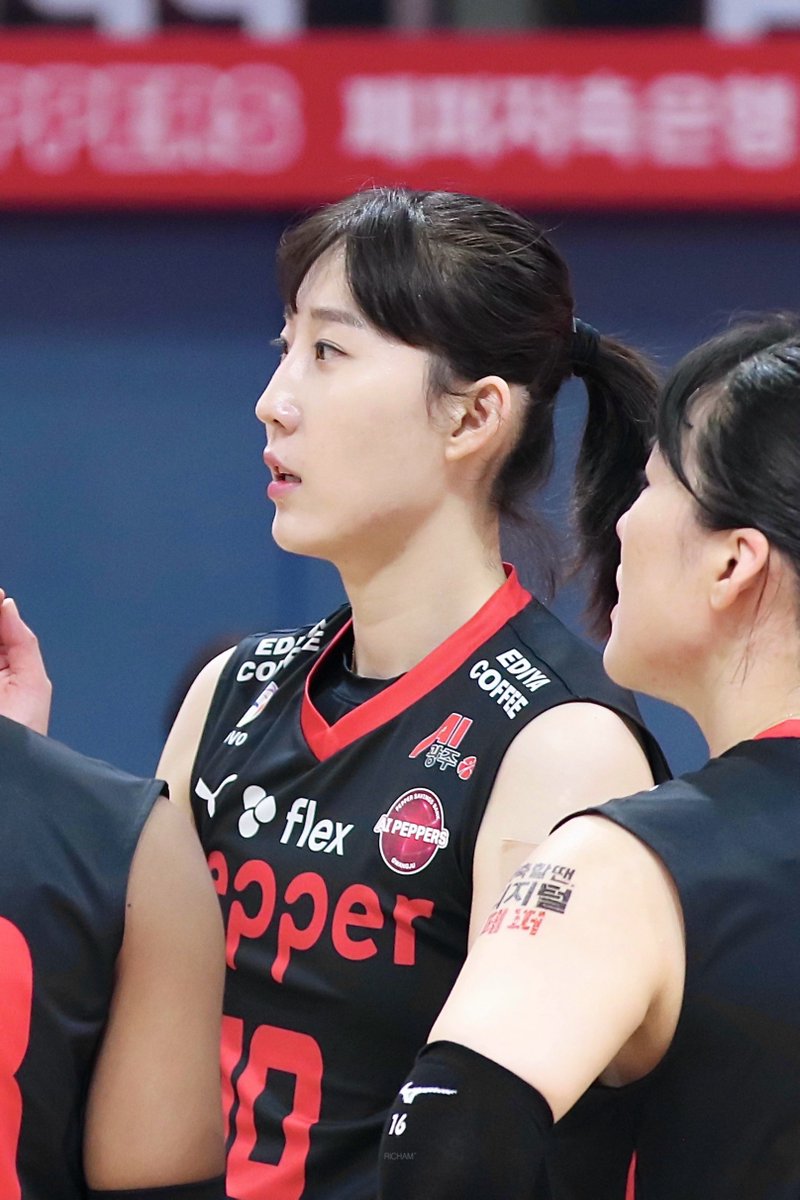 #박정아 
못다 핀 꽃도 모이면 정원을 이루지
우리 언젠간 그 꽃을 같이 보자 🖤