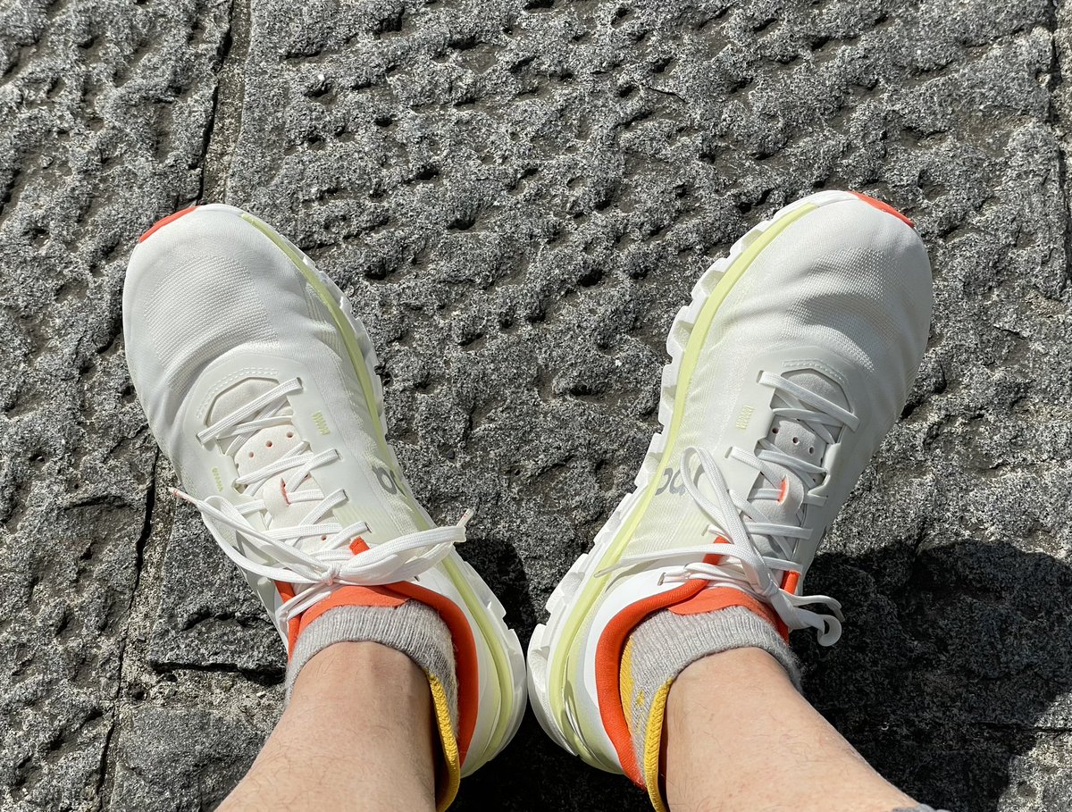skrsng's tweet image. 走ってないから4年近く使ったランニングシューズを買換え
またまた#On #Cloudflow 
4代目はジョグ時はクッション性が
スピード出すと反発があっていい感じ