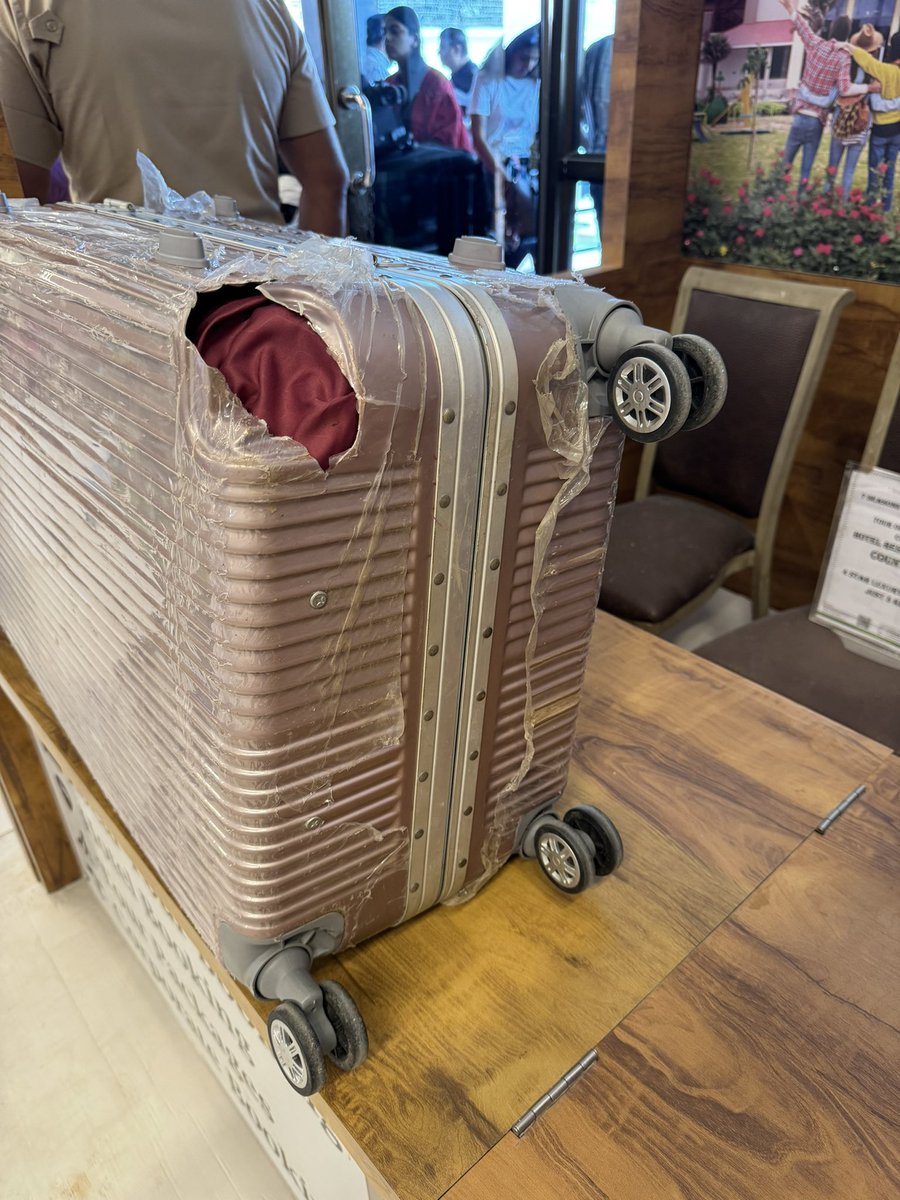 Advantariksh's tweet photo. @airindia are u guys after my life, each time i travel ur breaking my bag @xaviation @DGCAIndia fraud or something wrong with @airindia mumbai to jamnagar flight. 5 days old bag. If nothing happens this time i am going to the court https://t.co/1F52y199YA
